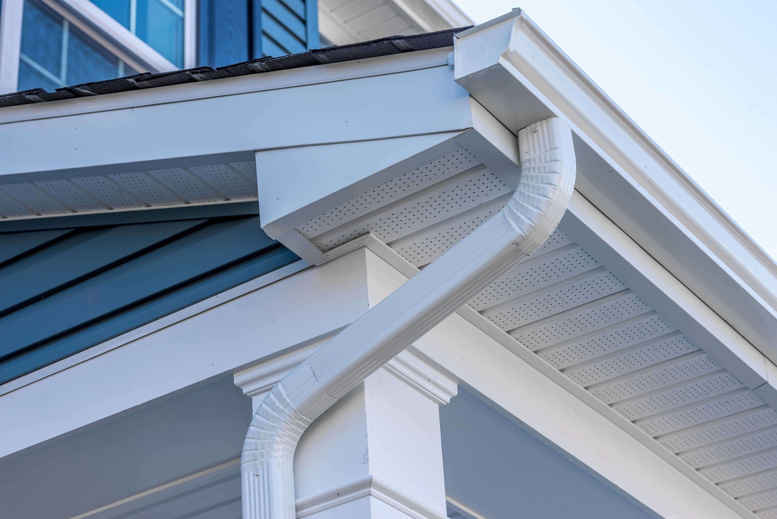 Cheap and durable vinyl gutters installation in Conroe